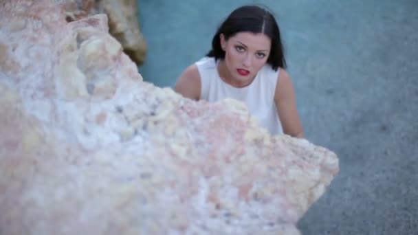 Krásná brunetka na pláži. Řecko. — Stock video