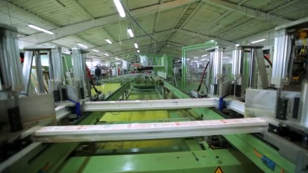 Línea de producción de ventanas de plástico. máquina de trabajo para la fabricación de ventanas de plástico — Vídeos de Stock