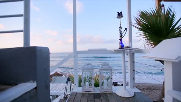 Romantisch verblijf bij het hotel ligt aan het strand. Uitzicht vanaf het terras van het hotel naar de zee — Stockvideo