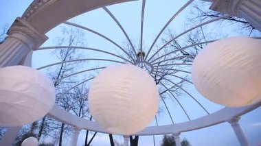 için aşık Park mavi gökyüzü arka plan üzerinde beyaz topları ile romantik beyaz çardak