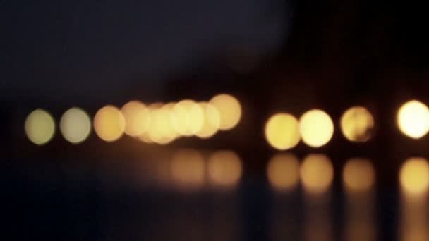 Wazig Licht Van Nachtverlichting Dijk Reflecteren Het Oppervlak Van Rivier — Stockvideo
