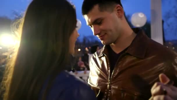 Homme Heureux Avec Femme Embrassant Dansant Dans Parc Dans Gazebo — Video