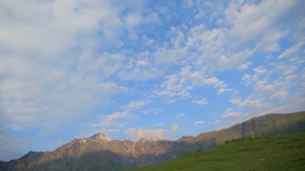 在夏日晴朗的日子里 山上的绿色斜坡和蓝天白云尽收眼底 卡兹别吉 Stepantsminda 佐治亚 — 图库视频影像