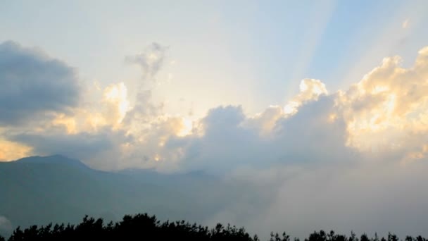 Panoramik Manzaralı Muhteşem Gün Batımı Ile Dağlarda Gökyüzü Georgia — Stok video