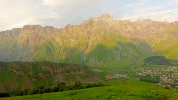 Vista Aérea Las Pintorescas Montañas Kazbegi Stepantsminda Georgia — Vídeos de Stock