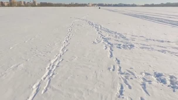 在乌克兰 Ternopil 冬季公园的背景下 骑着雪地车在冰冻湖泊结冰的家伙 — 图库视频影像