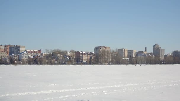 Zugefrorener See Winterpark Mit Stadtbild Hintergrund Ternopil Ukraine — Stockvideo