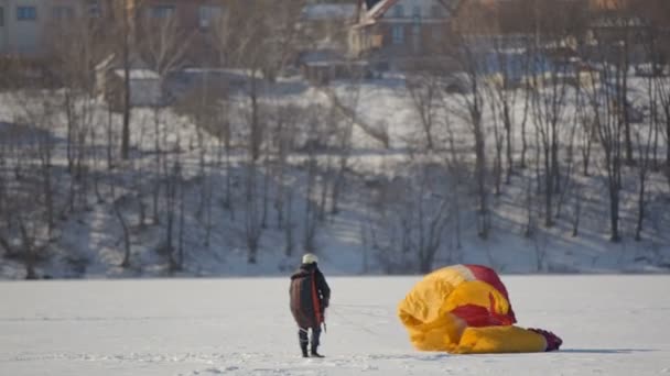 Pilotní Shromažďování Padák Zamrzlém Jezeře Soutěžích Paraglidisty Ternopil Ukrajina — Stock video