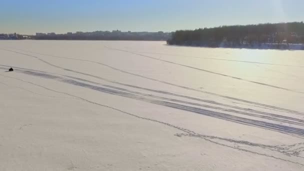 Jungs Fahren Schneemobil Über Eis Des Gefrorenen Sees Hintergrund Des — Stockvideo