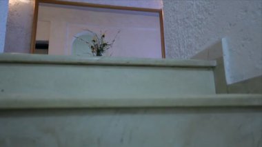 iç mermer merdiven ile salonu ve ayna ile sehpa