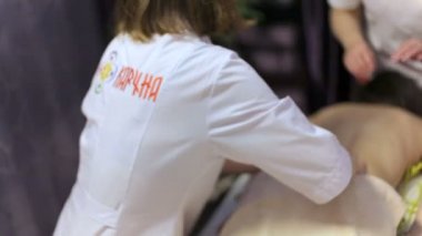 Ayurvedik masaj kadın geri dört el, yakın çekim