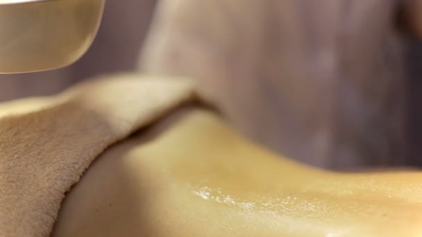 按摩师在女性背部倒油为印度草药治疗按摩 — 图库视频影像