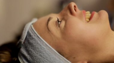 anti-stres önce kadın vücudu üzerinde peeling ve Spa'da çikolata masaj rahatlatıcı koyarak masör