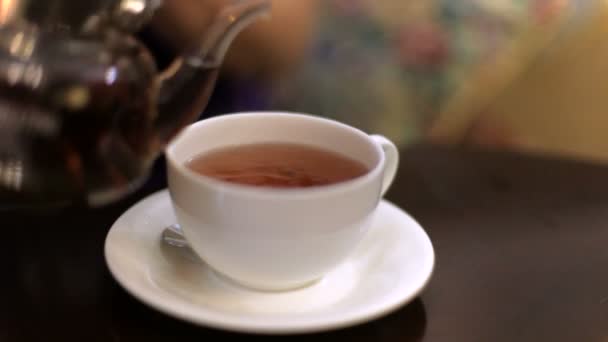 Frau Schnurrt Tee Aus Teekanne Weißer Tasse Nahaufnahme — Stockvideo