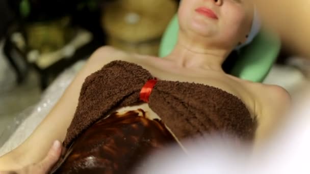 Antistress スパでマッサージを女性の身体に温かいチョコレートを置くとリラックスできるチョコレート マッサージ — ストック動画