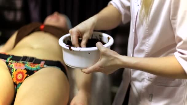 Arzt Gießt Warme Schokolade Auf Den Weiblichen Körper Für Massage — Stockvideo