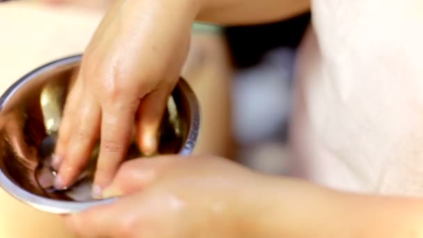 Massaggiatore Versando Olio Caldo Sulla Pancia Della Donna Massaggio Curativo — Video Stock