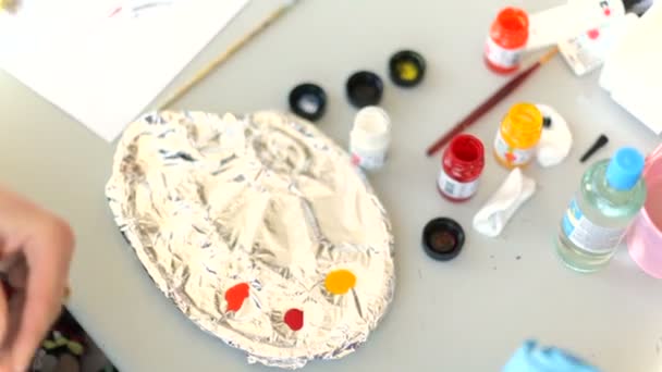 Menschen Tisch Mit Farben Und Pinseln Auf Der Oberfläche — Stockvideo