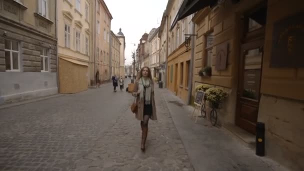 Joven Mujer Negocios Abrigo Beige Caminando Por Calle Ciudad Vieja — Vídeo de stock