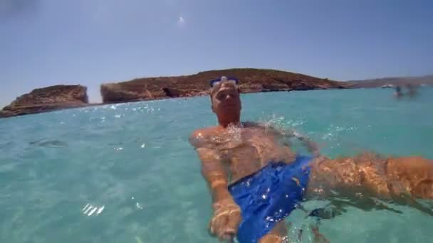 Glücklicher Typ Der Mit Stick Selfie Ins Meer Schwimmt Und — Stockvideo