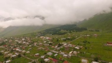 Küçük bir köy hava görünümünü. Kazbegi, Stepantsminda Köyü