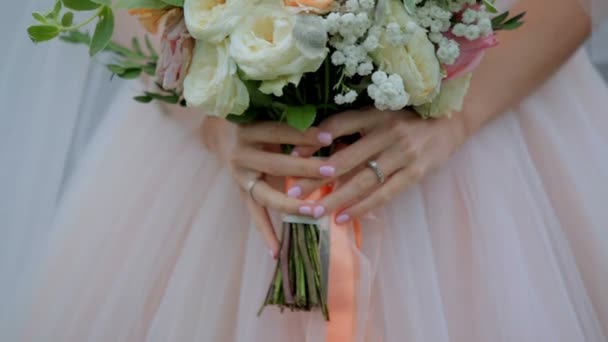 Noiva está segurando um buquê de casamento — Vídeo de Stock