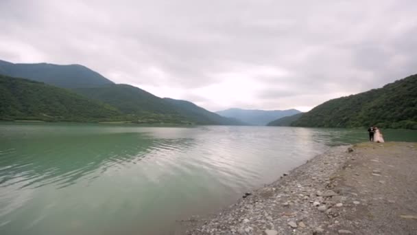 Seven ve arka plan üzerinde çift nehir ve dağ — Stok video
