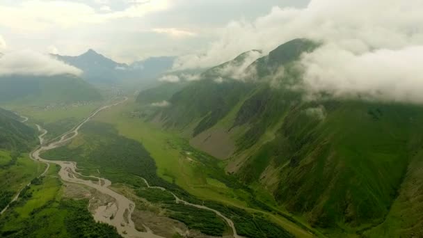 Vista aérea das montanhas e desfiladeiro com rio de montanha . — Vídeo de Stock