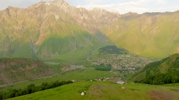 Loving couple on the background of the mountains. — Stock Video