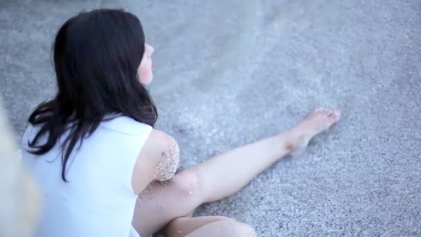 Jonge vrouw spelen in water. Mooie brunette op strand. Griekenland. — Stockvideo