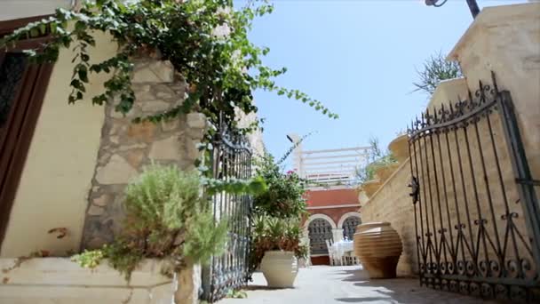 Acogedor restaurante al aire libre — Vídeo de stock