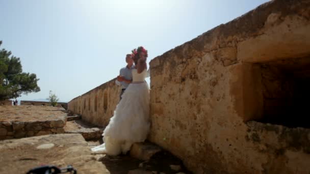 Felice Sposa Sposo Piedi Vicino Muro Antiche Rovine Grecia — Video Stock