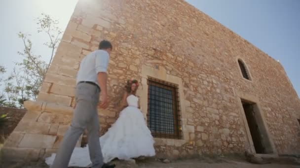 Novia Novio Caminando Cerca Del Viejo Castillo Grecia — Vídeo de stock