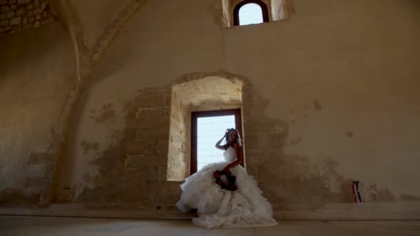 Hermosa Novia Vestido Elegante Blanco Sentado Alféizar Ventana Castillo Viejo — Vídeos de Stock