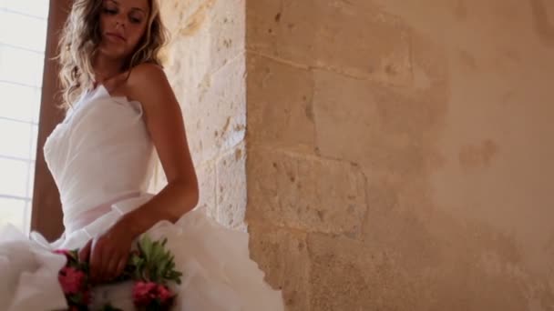 Hermosa Novia Vestido Elegante Blanco Sentado Alféizar Ventana Castillo Viejo — Vídeo de stock