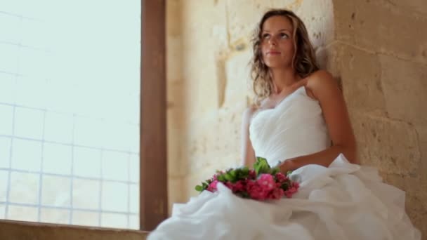 Hermosa Novia Vestido Elegante Blanco Sentado Alféizar Ventana Castillo Viejo — Vídeo de stock