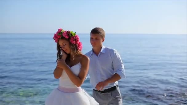 Couple Amoureux Jeunes Mariés Embrassant Sur Plage Grèce — Video