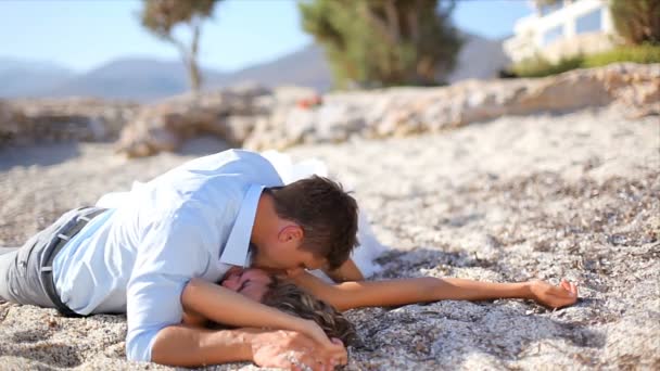 Couple Amoureux Jeunes Mariés Couchés Appréciant Sur Plage Grèce — Video