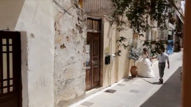 güneşli bir gün, eski evine gelin önde gelen damat 