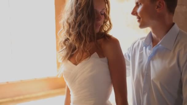 Szczęśliwi Nowożeńcy Przytulanie Pobliżu Okna Starego Zamku Grecja — Wideo stockowe