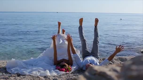 Couple Amoureux Jeunes Mariés Couchés Appréciant Sur Plage Grèce — Video