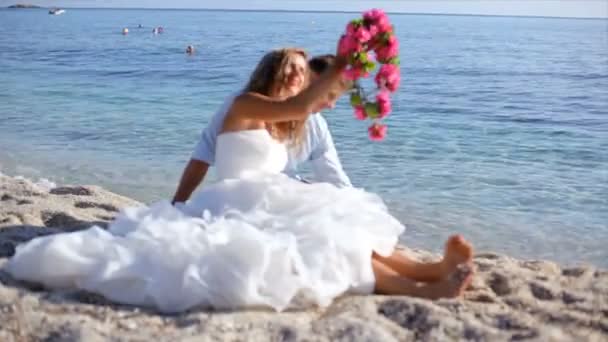 Fotoshoot van de pasgetrouwden op het strand — Stockvideo