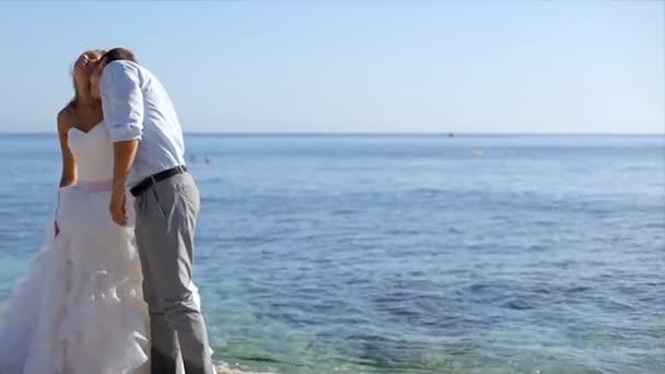 Наречений і наречений біля моря в день весілля — стокове відео