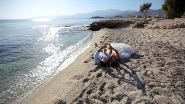 Sposi e sposi in riva al mare il giorno del loro matrimonio. Grecia — Video Stock