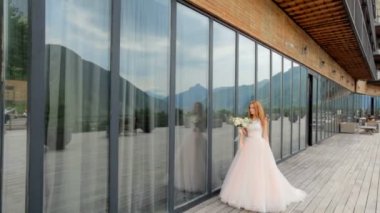 Düğün günü. Dağları yakınında otel Kazbegi arka planda mutlu gelin