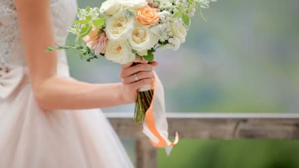 Preciosa novia pelirroja con un ramo de flores — Vídeos de Stock