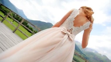 Arka planı Dağları'nın muhteşem Kızıl saçlı gelin