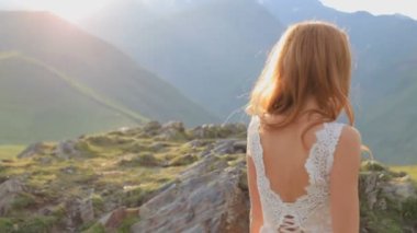 Arka planda sevgi dolu birkaç ayar güneş ve dağ.