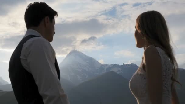 Couple amoureux sur le fond du soleil couchant, montagnes . — Video