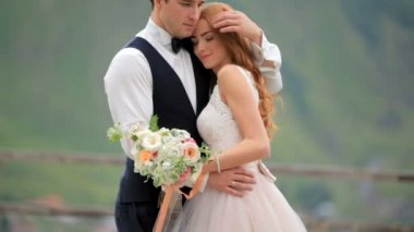 düğün. Gelin ve damat sevgi ve hassasiyet vardır. Georgia Kazbegi